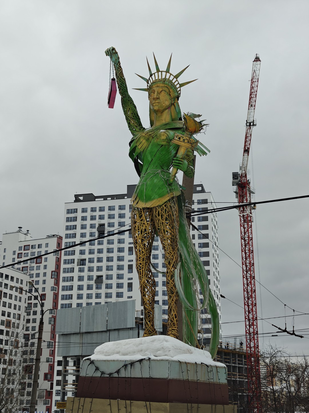 Само место, где проходит экскурсия, очень интересно, красиво и вызывает восхищение. Экскурсовод Елена дает полное погружение