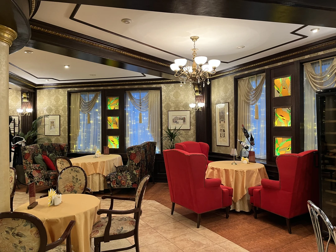 Настоящая красивая церемония! Замечательный зал ресторана с музыкой и благовониями. Виктория очень приятная дама! Узнали много