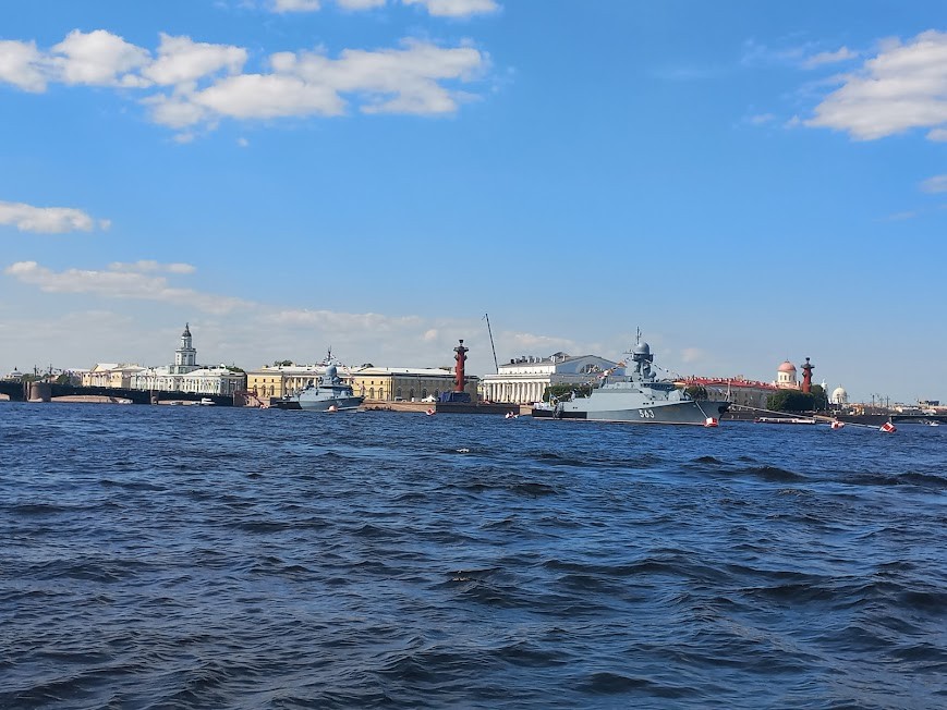 Уже не в первый раз приводим друзей к Андрею на экскурсии, а эта у него новая в этом году на новом катере)))