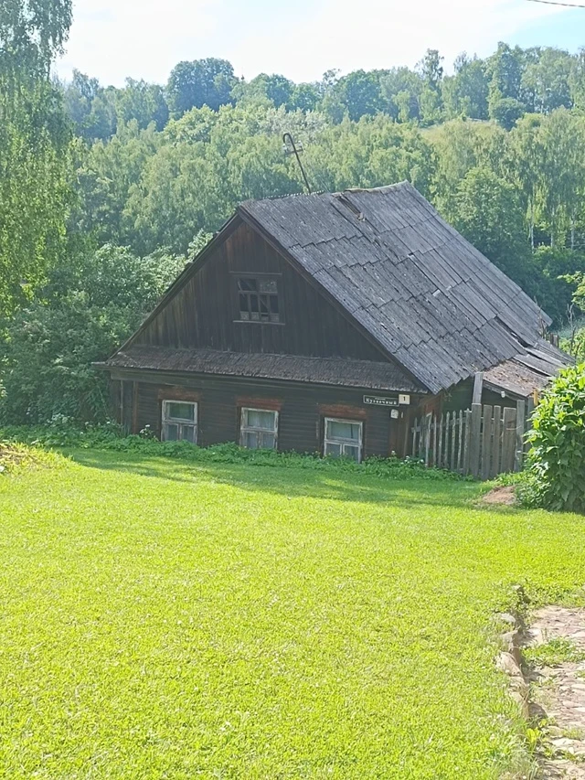 Отличный экскурсовод, интересные и красивые места. Но лично по нашему мнению (ездили семьёй) нужно побольше времени
