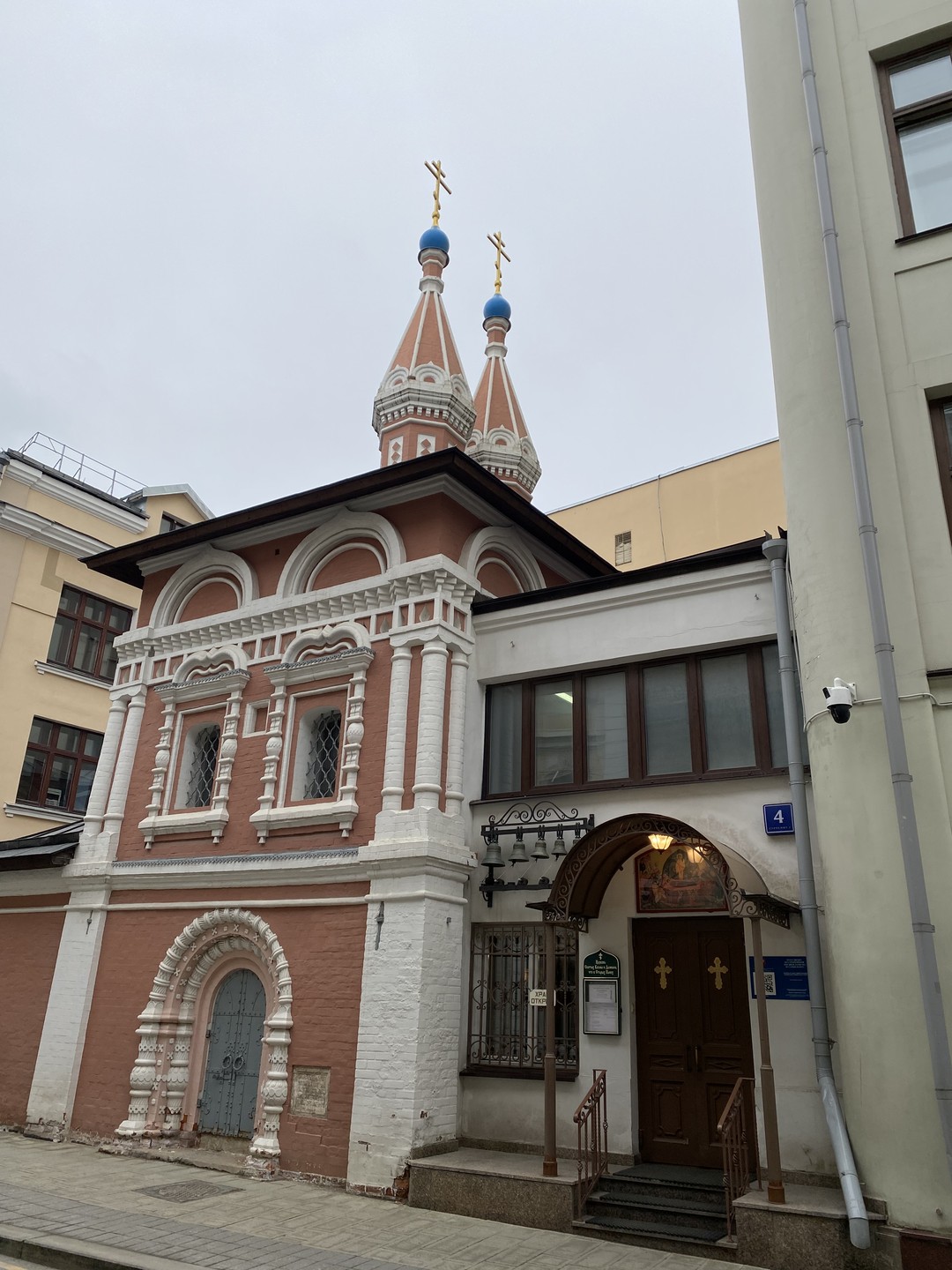 Спасибо Дмитрию за экскурсию. Много лет живем в Москве, казалось знаем город, а тут прошлись по