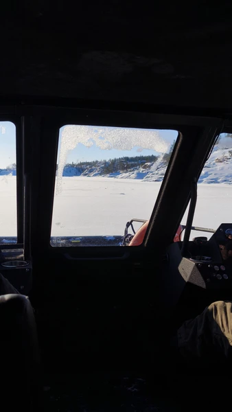 Отличный водитель, аккуратно ведёт аэролодку, знаток своего края - много интересного рассказал и про историю, и про местных животных