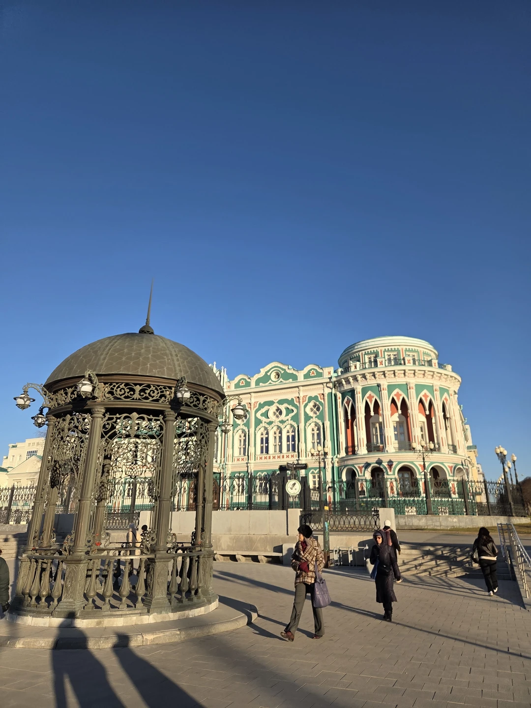 Большое спасибо Владимиру! Очень понравились истории, маршрут. Хорошо подобраны цитаты к маршруту. Гид очень располагает к