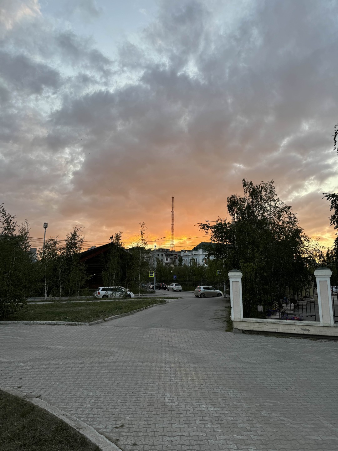 Очень интересная экскурсия, Дмитрий использует исторические фото, знает много фактов, легенды и тд. Буду обязательно рекомендовать экскурсию