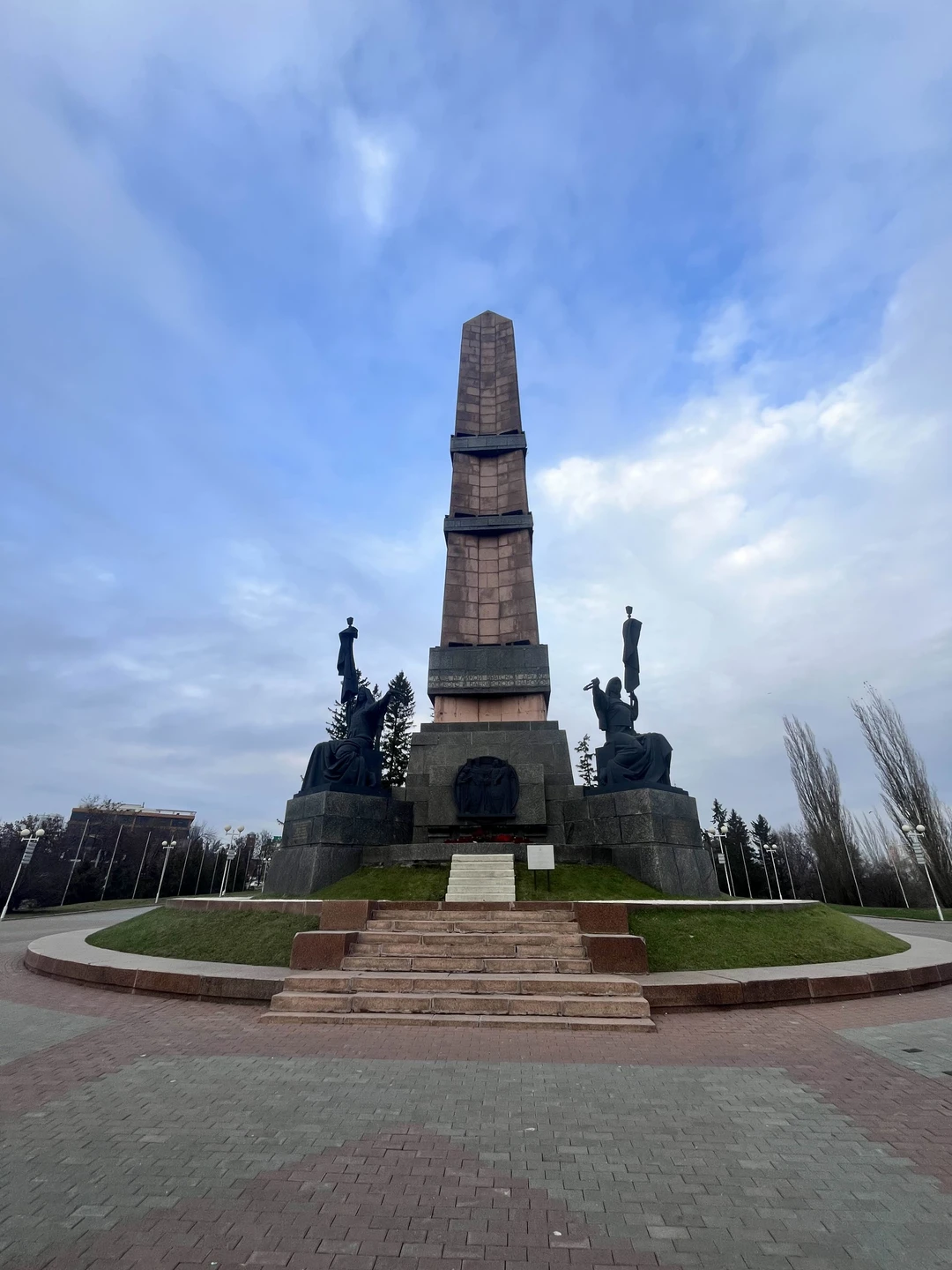 Несмотря на задержку нашего прибытия в Уфу на 3 часа, Елена встретила нас в аэропорту и