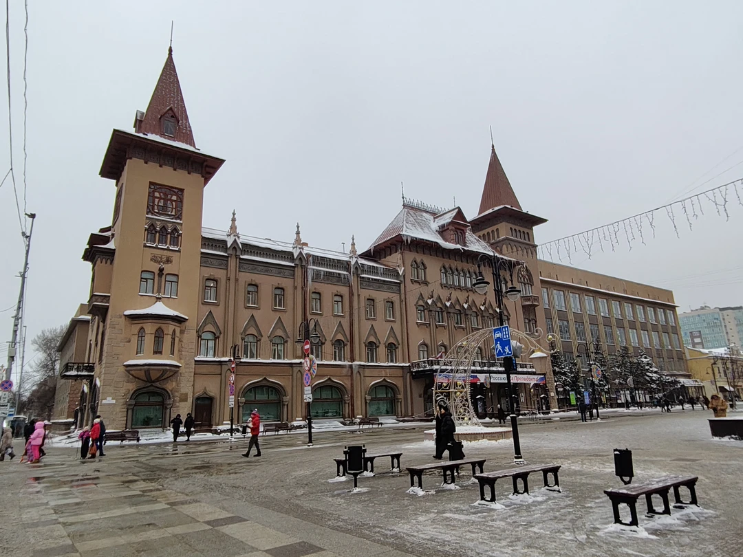 Искренне советую для знакомства с городом Марию Миронову. Академические знания, любовь к городу и краю гармонично