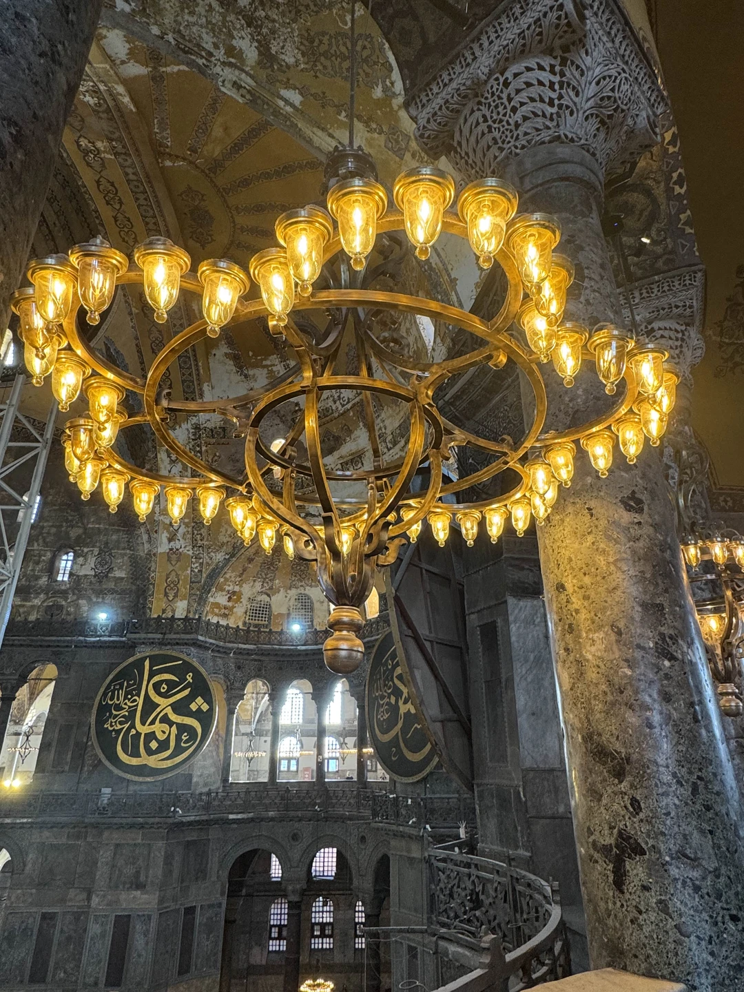 Сегодня мы посетили главные достопримечательности Стамбула, такие как Айя-София, услышали невероятную историю этого собора, побывали в