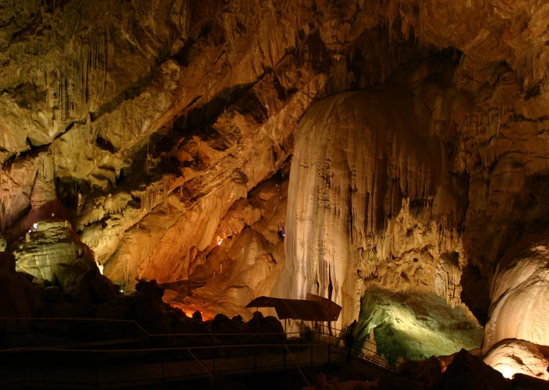 Пассажиром на мотоцикле - в Новоафонскую пещеру Абхазии