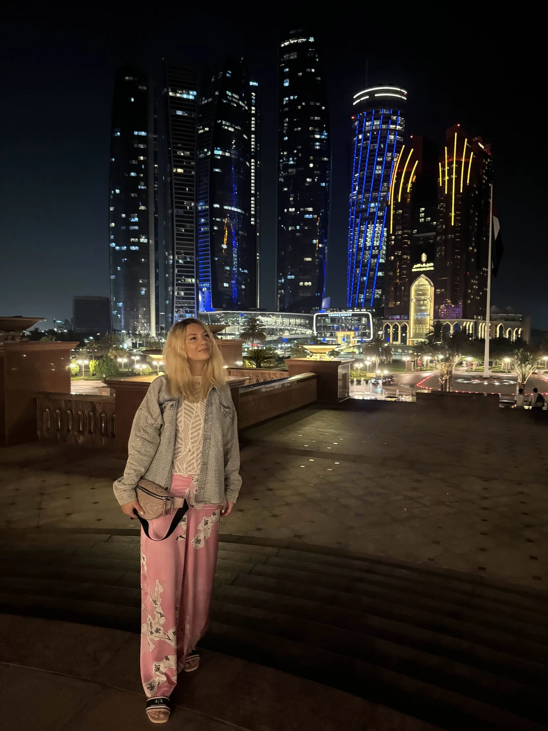 Спасибо Светлане за отличную обзорную экскурсию по ночному Абу Даби. Светлана дождалась нашего задержанного рейса, оперативно
