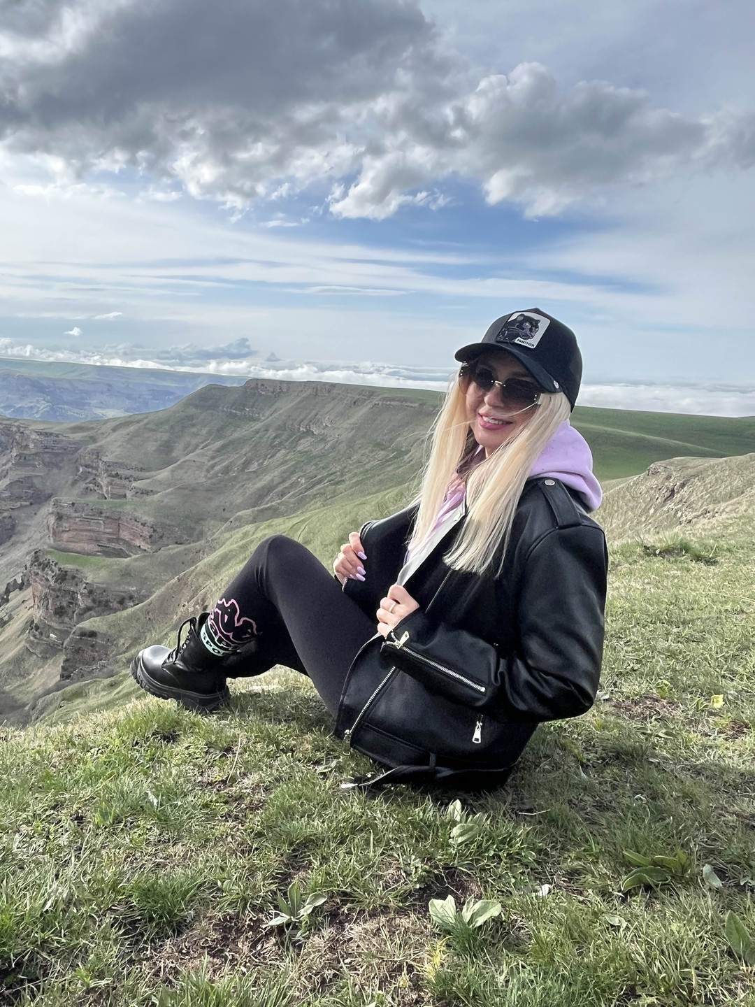 12.05.25 ездили вчетвером на плато Бермамыт на УАЗ, гид Алан. Экскурсию однозначно рекомендуем, но не своим ходом ни в коем случае