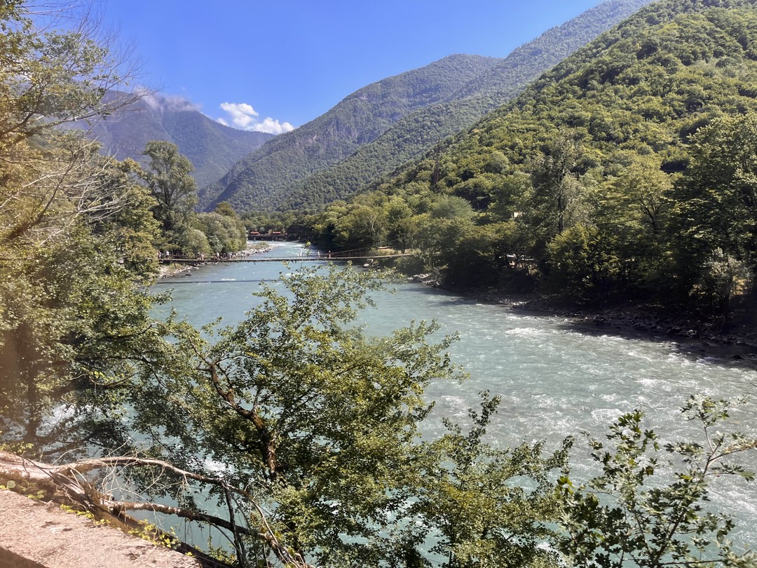 Очень Крутая поездка! Красивое Озеро Рица на котором можно поплавать на катамаране, горные реки водопады, голубое