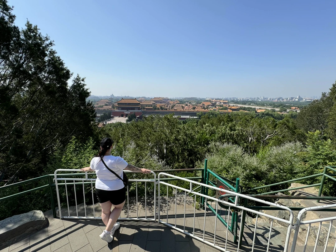 Прекрасный гид Женя👍 забрал из отеля, заранее забронировал входы и билеты, интересно рассказывал😊 также помог с