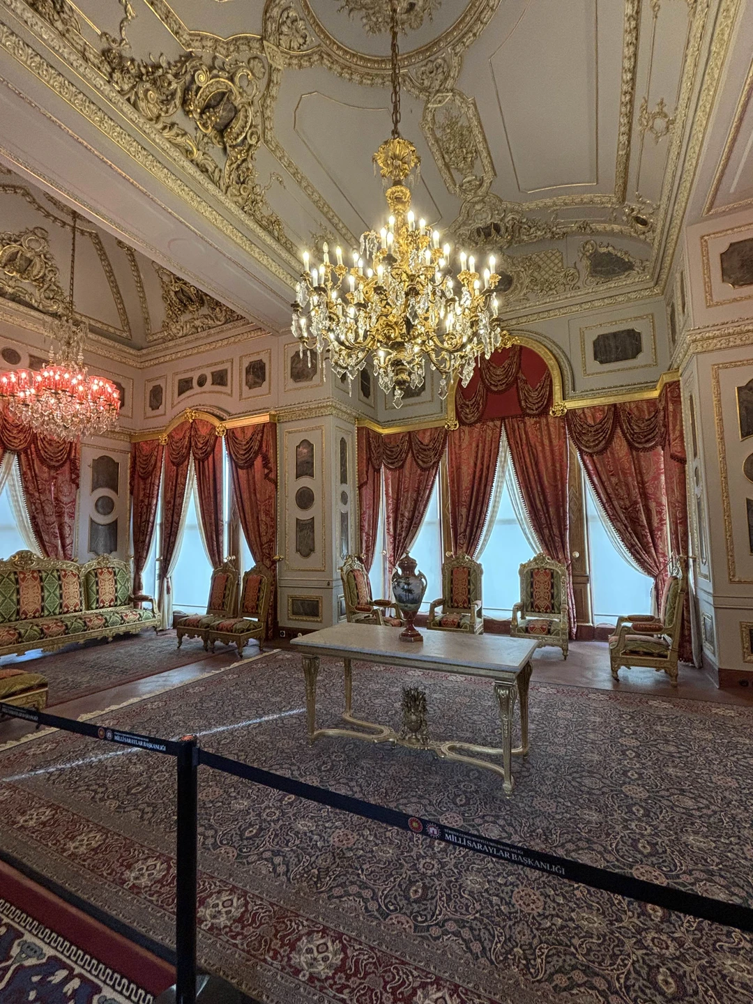 Вчера был максимально насыщенный день- два дворца: абсолютно разных, оба исторически важные. Мой фаворит- Долмабахче😍, он