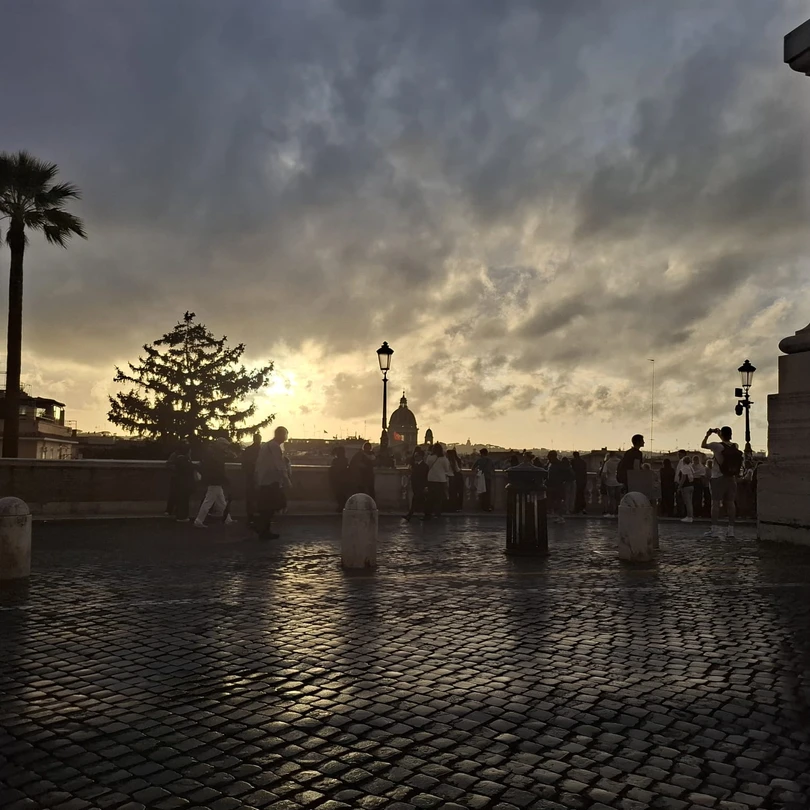 Нашим гидом был молодой музыкант Себастьян. Он отличный рассказчик, со своим особенным взглядом на исторические события