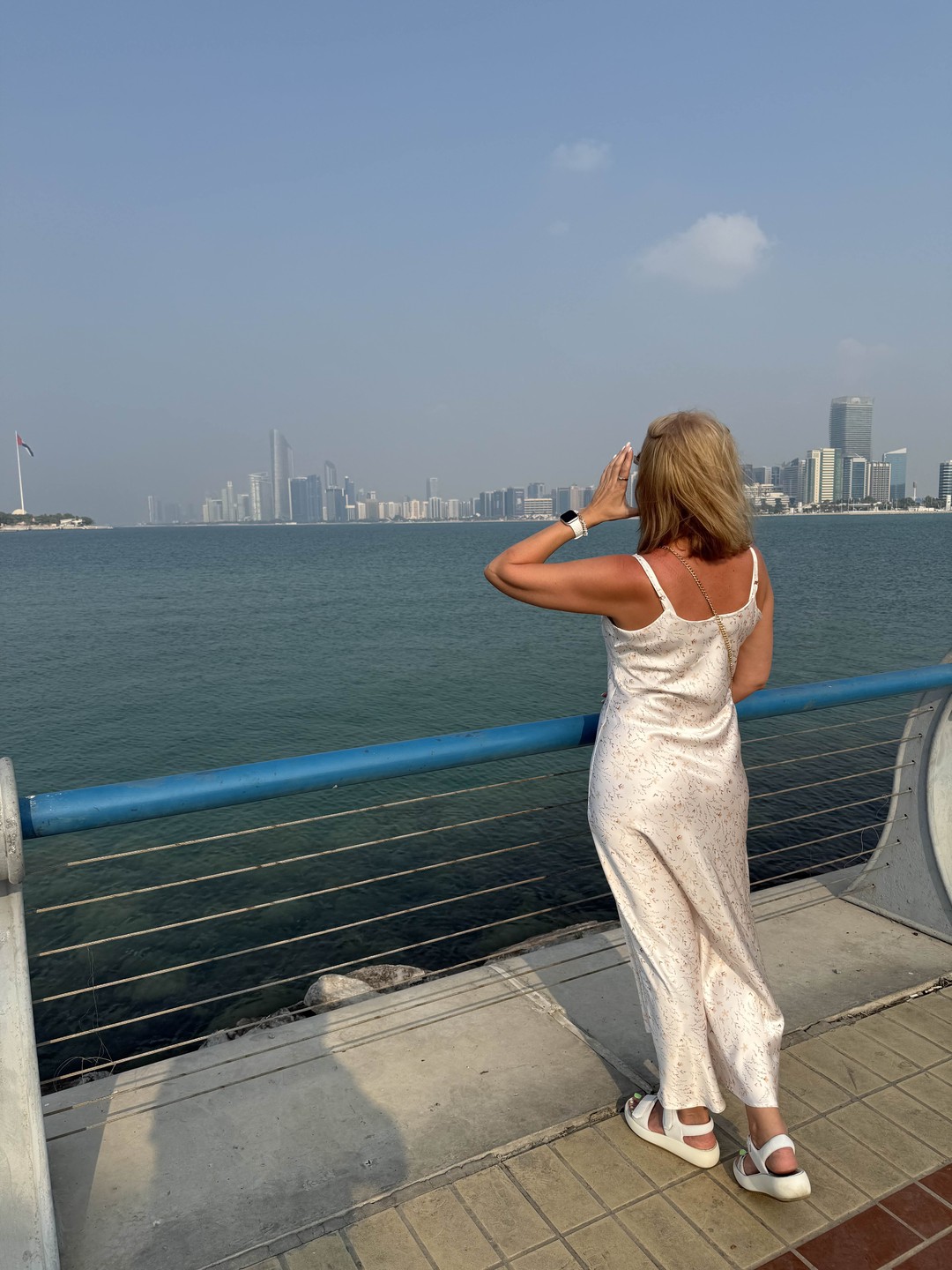 Доброго времени суток ☀️Съездили в Абу-Даби из Аджмана, нашим гидом был Амир. Машина комфортная, ехали в