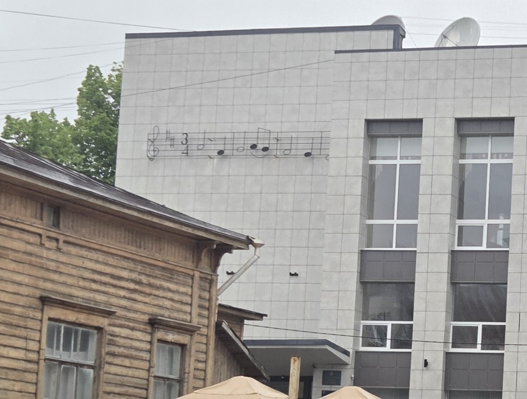 Наша экскурсия попала на проливной дождь +15⁰С, несмотря на конец июня