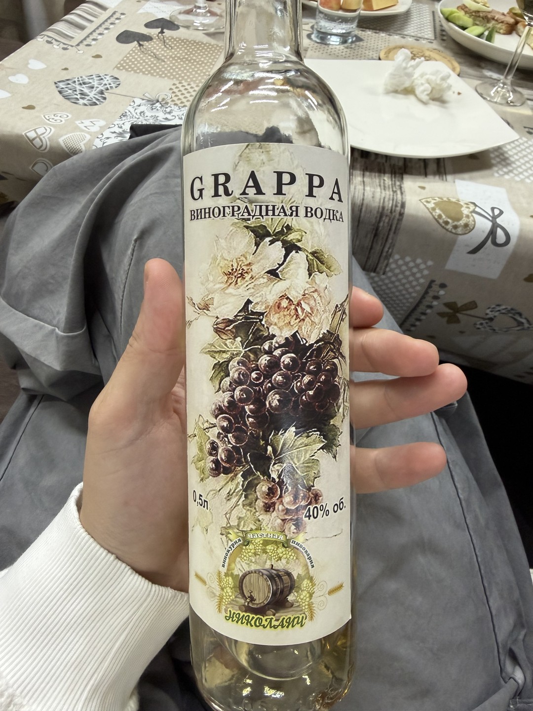 Отличная дегустация! Винный набор из пяти образцов гармонично раскрывался: каждый сорт постепенно переходил от легких фруктовых