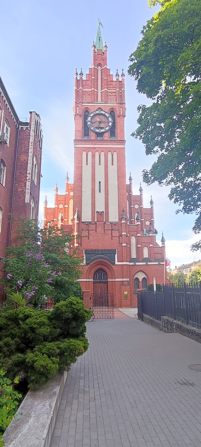 Сергей очень креативно подошёл к выбору маршрута. Все топовые объекты которые находятся в центре мы могли