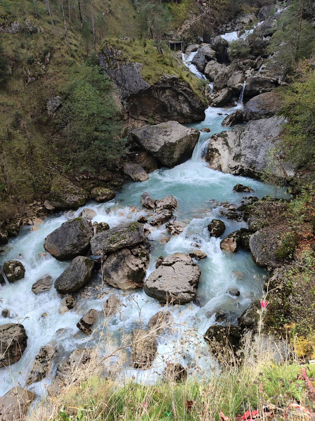 От меня исключительно 5 звёзд! Прекрасные виды на всем пути: голубые воды горных рек (в начале