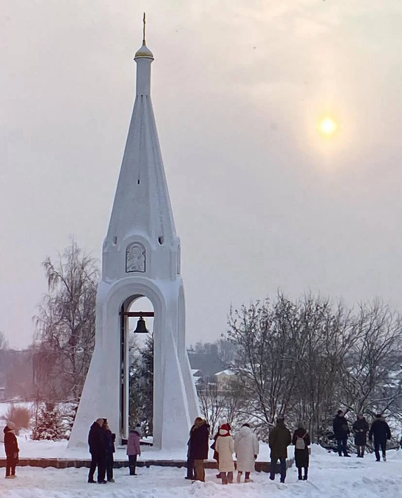 Наша взрослая семейная группа из четырех человек давно мечтала отметить новогодние праздники вместе, поэтому возникла идея