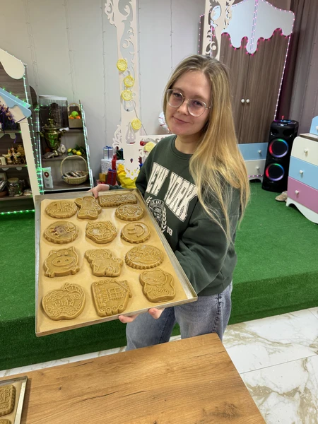 очень хороший мастер-класс, заботливые и внимательные сотрудники, вначале рассказали историю пряника, а потом уже помогли и