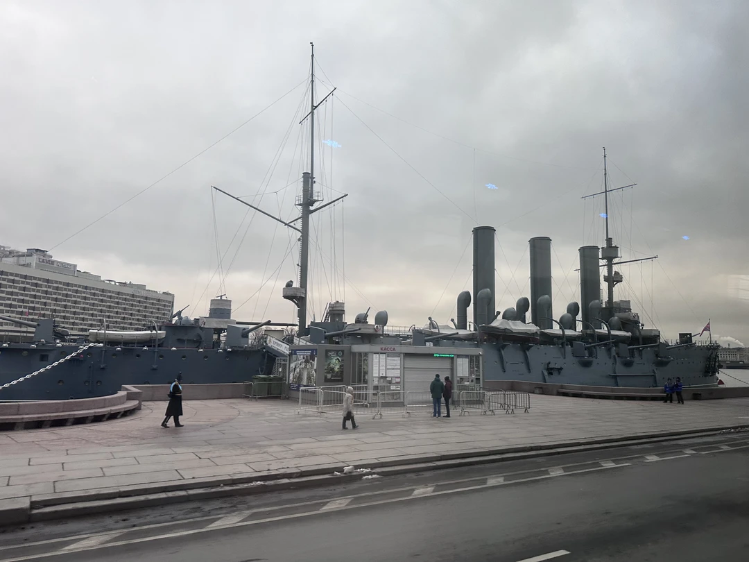 Очень было интересно, всё доходчиво рассказывала девушка, отвечала на все вопросы, беседы были с юмором) уделяла