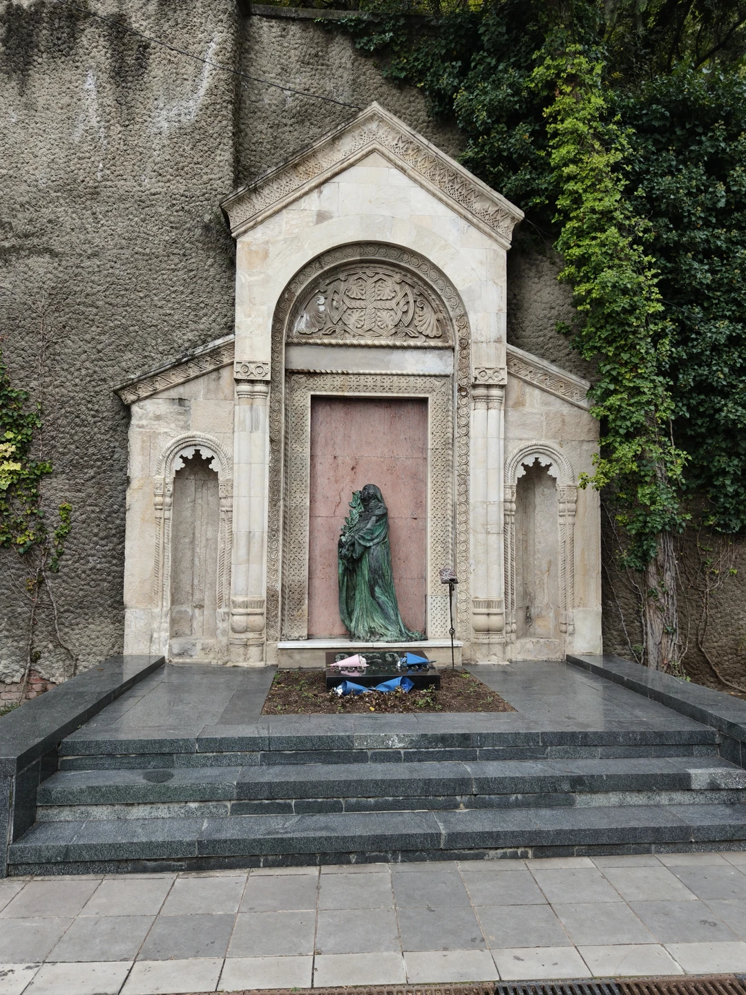 Экскурсия предлагает очень необычный взгляд на историю Грузии. В процессе прогулки мы видели могилы множества публичных