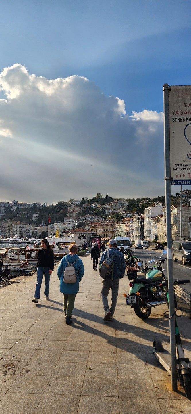 Эта экскурсия стала маленьким приключением: тихие улочки, неспешная прогулка по набережной, завораживающие виды и истории, от