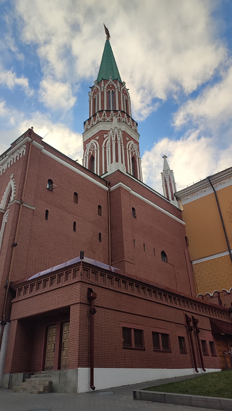 Отличная и действительно нескучная экскурсия вокруг Красной площади с интересной подачей материала