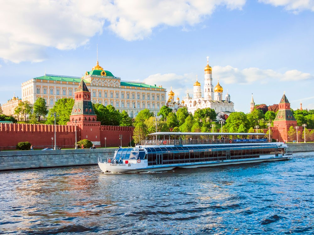 Экскурсия Прогулка на панорамном теплоходе «Ривер Палас» по центру Москвы с обедом или ужином
