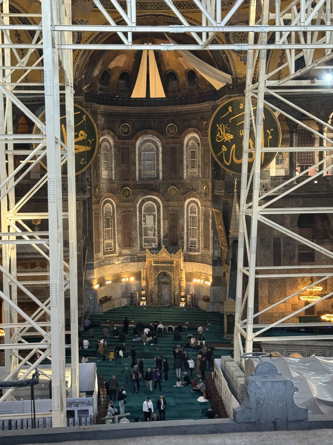 Сегодня мы посетили главные достопримечательности Стамбула, такие как Айя-София, услышали невероятную историю этого собора, побывали в