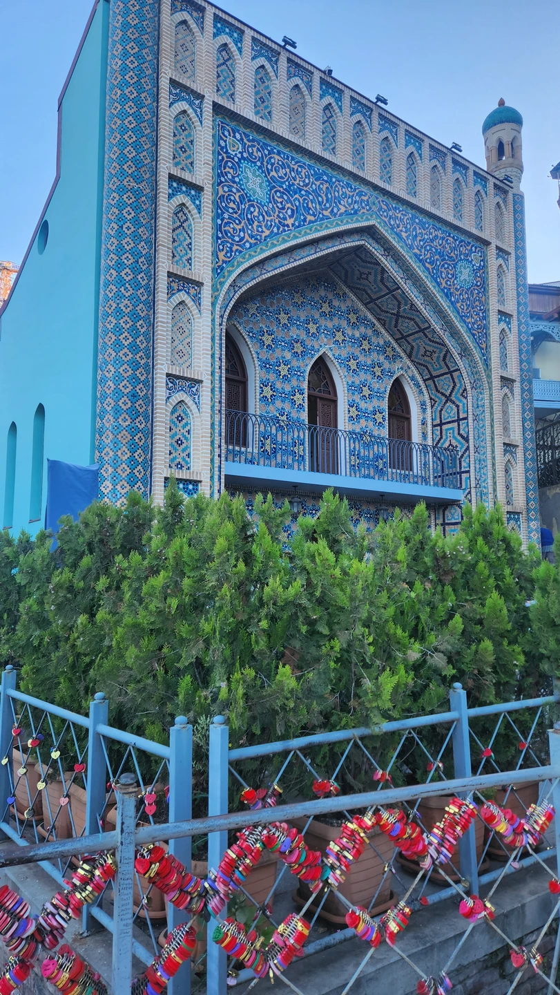 31.10.25 мы семьёй прилетели в Тбилиси. Экскурсию бронировали заранее и с выбором экскурсовод не ошиблись. Тамара