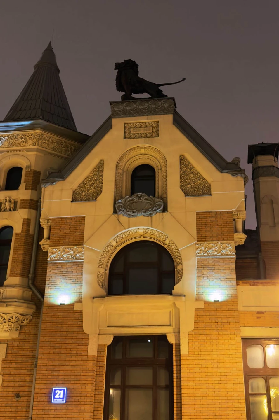 Экскурсия очень понравилась, маршрут насыщен неочевидными подробностями и интересными фактами. Оксана очень комфортный рассказчик, у неё