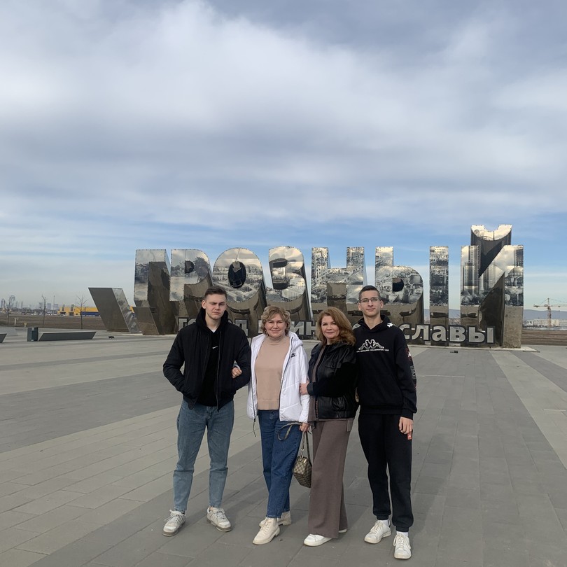 Экскурсию «Сердце Чечни:поездка в Грозный» нам провел Шамсудин. Заехал за нами на своем комфортабельном авто. Во