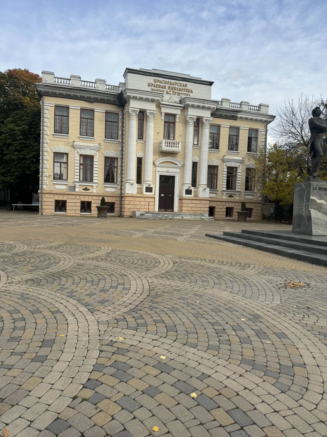 Не умею писать отзывы….. мы были очень довольны экскурсией и тем что попали именно к Юрию)