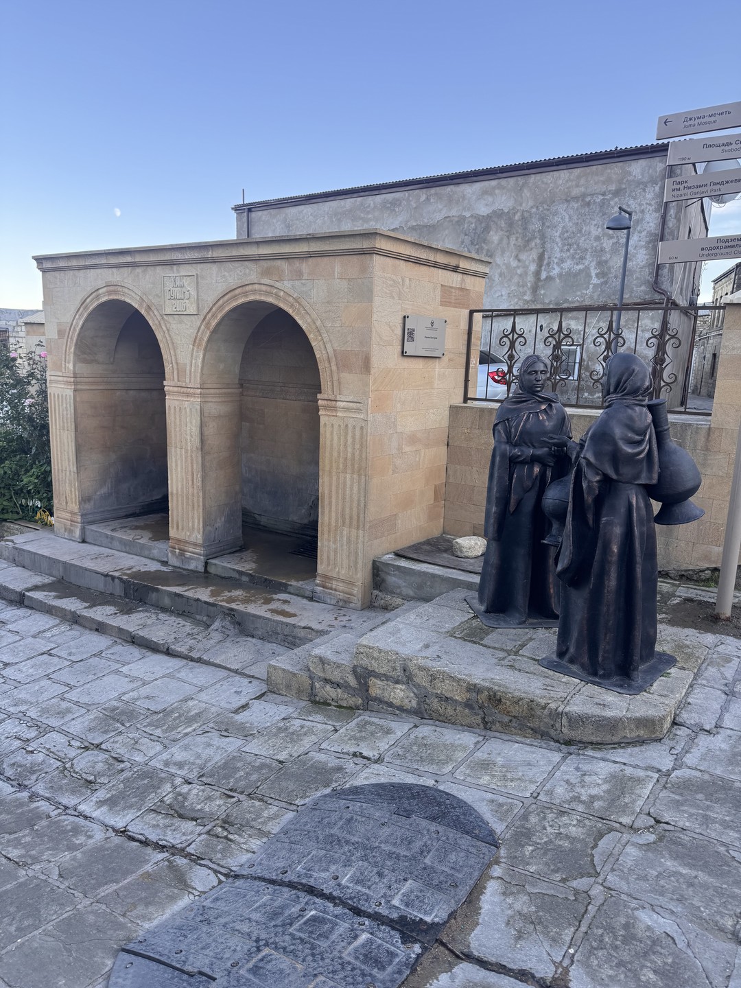 Огромное спасибо Эльмире за экскурсию по Старому городу и крепости Нарын-Кала. Никакие путеводители не заменят гида