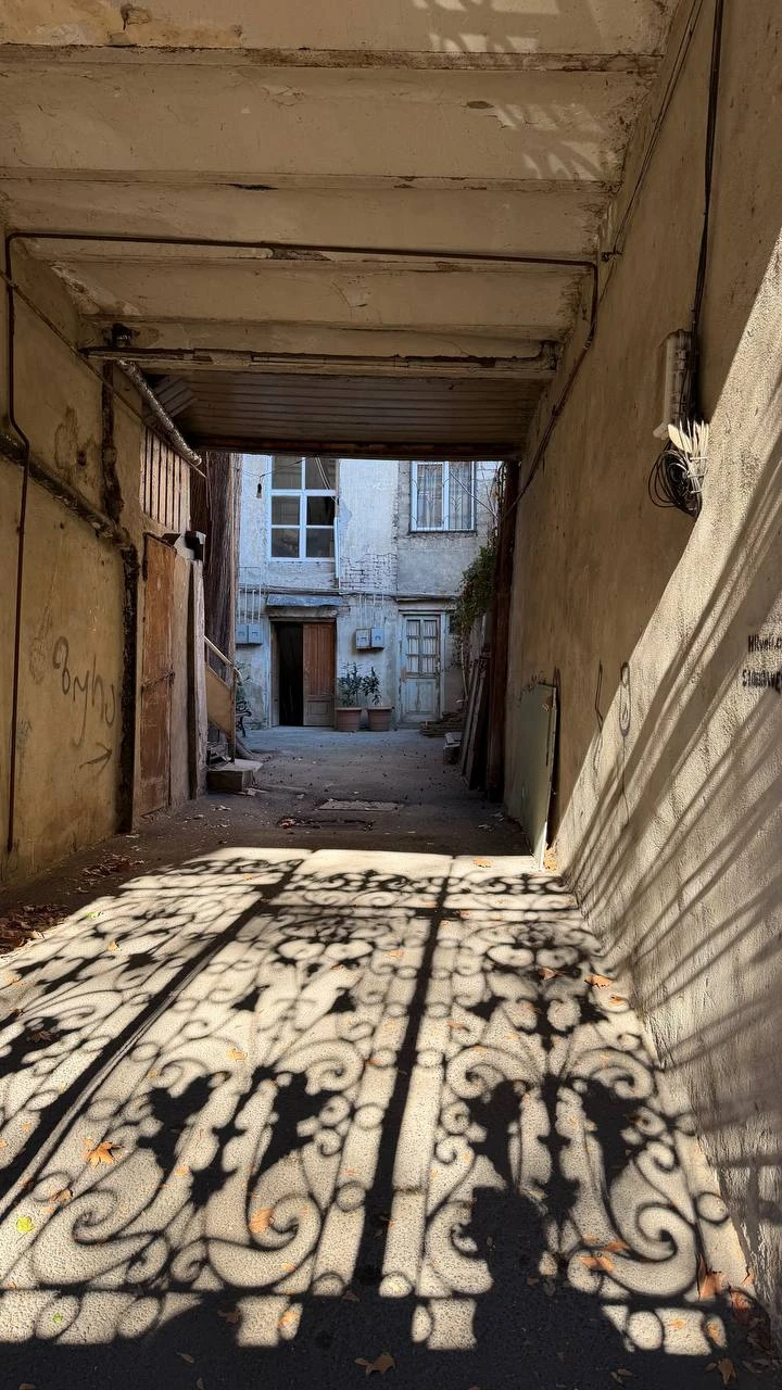 Григол оказался невероятным собеседником, с уникальным и нестандартным подходом к проведению обзорной экскурсии. Эта была не