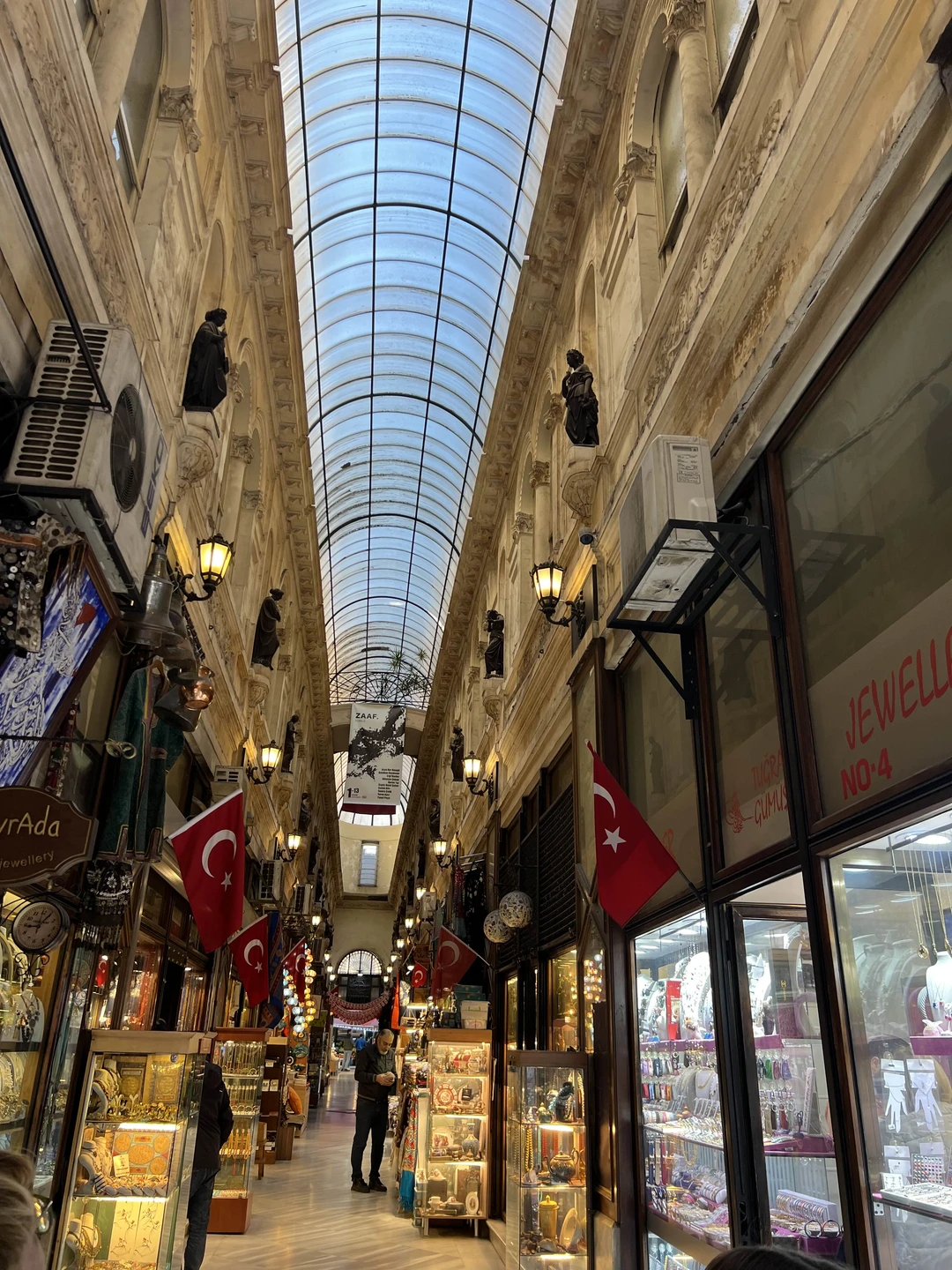 Нашим гидом была Елена. Я, жена и дочь 10ти лет в восторге - очень хороший баланс