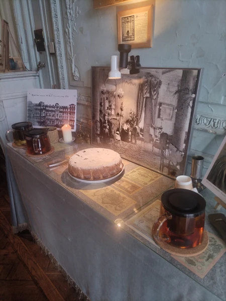 очень красивый дом,уникальный! прекрасная расказчица Марина,увлеченная темой,артистичная красавица! душевная,талантливая Маша,хозяйка квартиры! вкуснейший пирог! очень приятное впечатление,волшебный