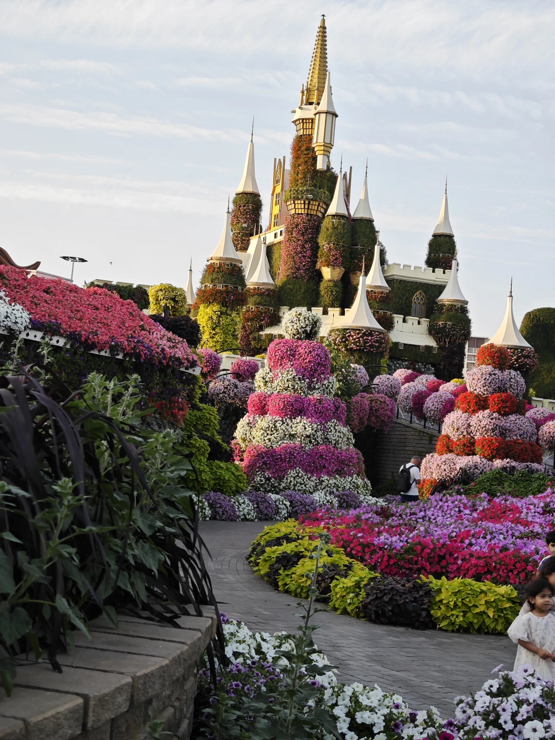 Вчера были на обзорной экскурсии по Дубаи. Весь день с нами был гид Затон. Очень грамотный