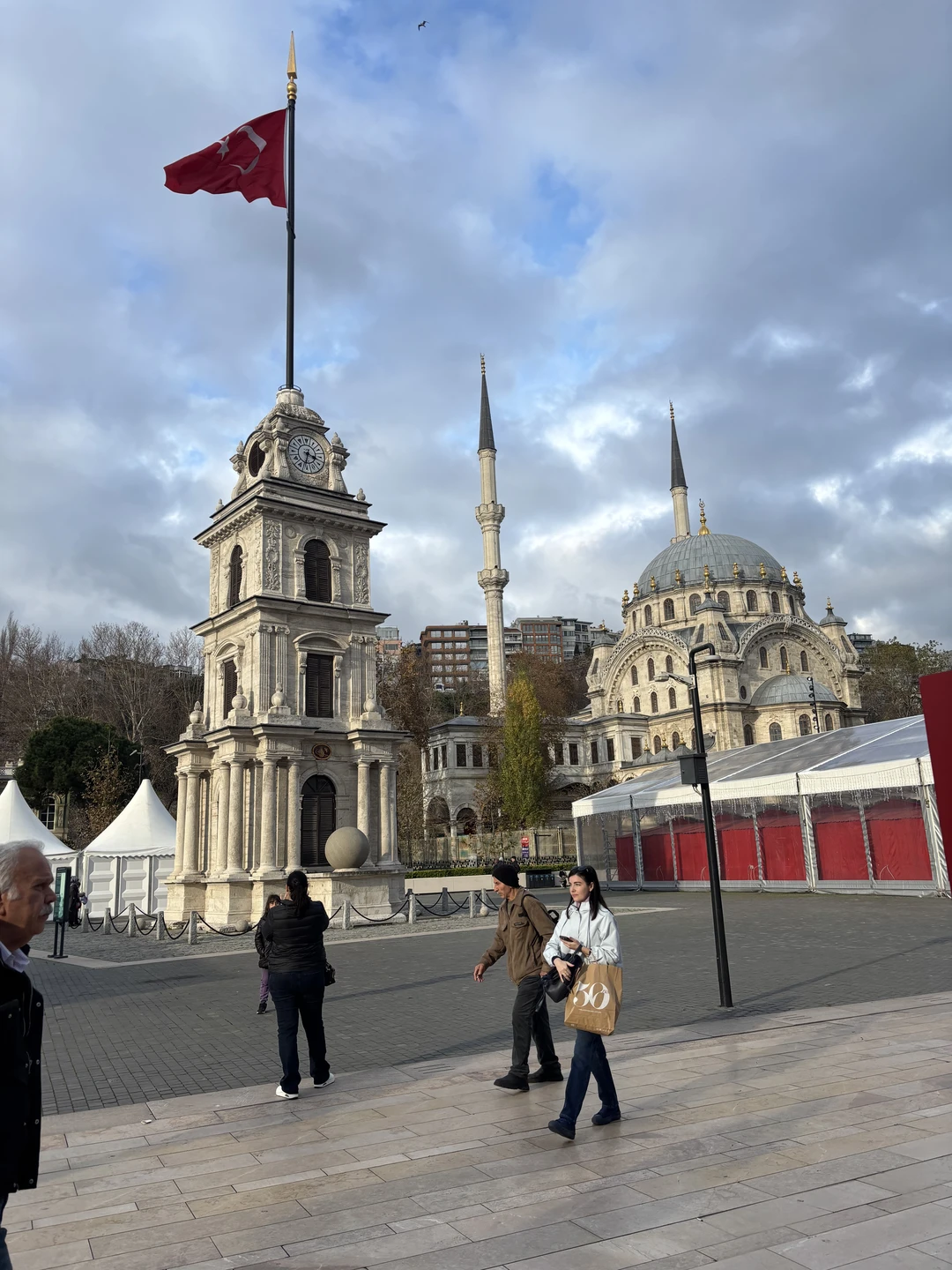 Джевхер проводил нашу экскурсию по Стамбулу 20 декабря. Наша небольшая группа была в восторге от нашего