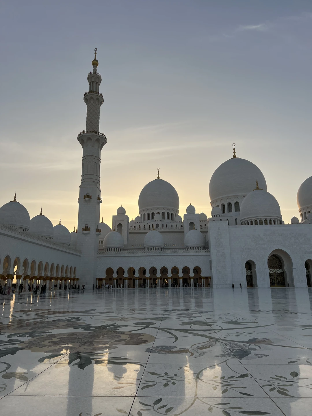 Огромное спасибо Фариду за потрясающую экскурсию! Было очень интересно слушать про Абу-Даби и Эмираты, а викторина