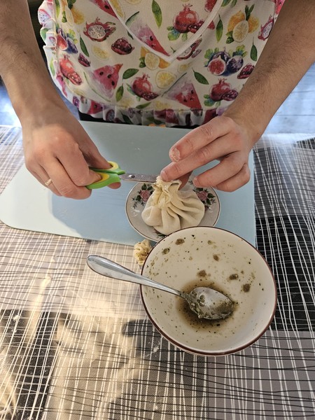 Отличный мастер класс, очень гостеприимная атмосфера. Все объяснения были понятны, блюда получились замечательными. Благодарим вас за