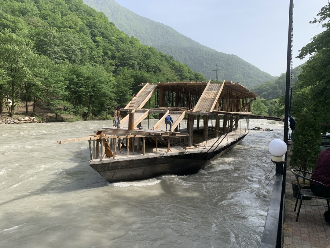 Гид грамотный, вежливый, приехал без опозданий, речь поставлена, рассказал много интересного об Абхазии и посещаемых местах