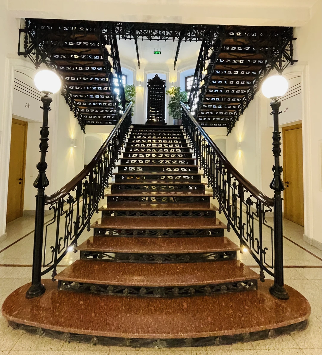 Если вы хотите разобраться в архитектурных стилях 19 века, то профессиональные знания гида вам помогут начать