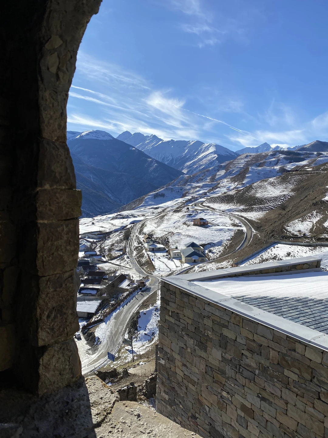 Все понравилось! Главное- погода была солнечная, видимость отличная. Водитель аккуратный и доброжелательный. В Шарое обаятельный гид