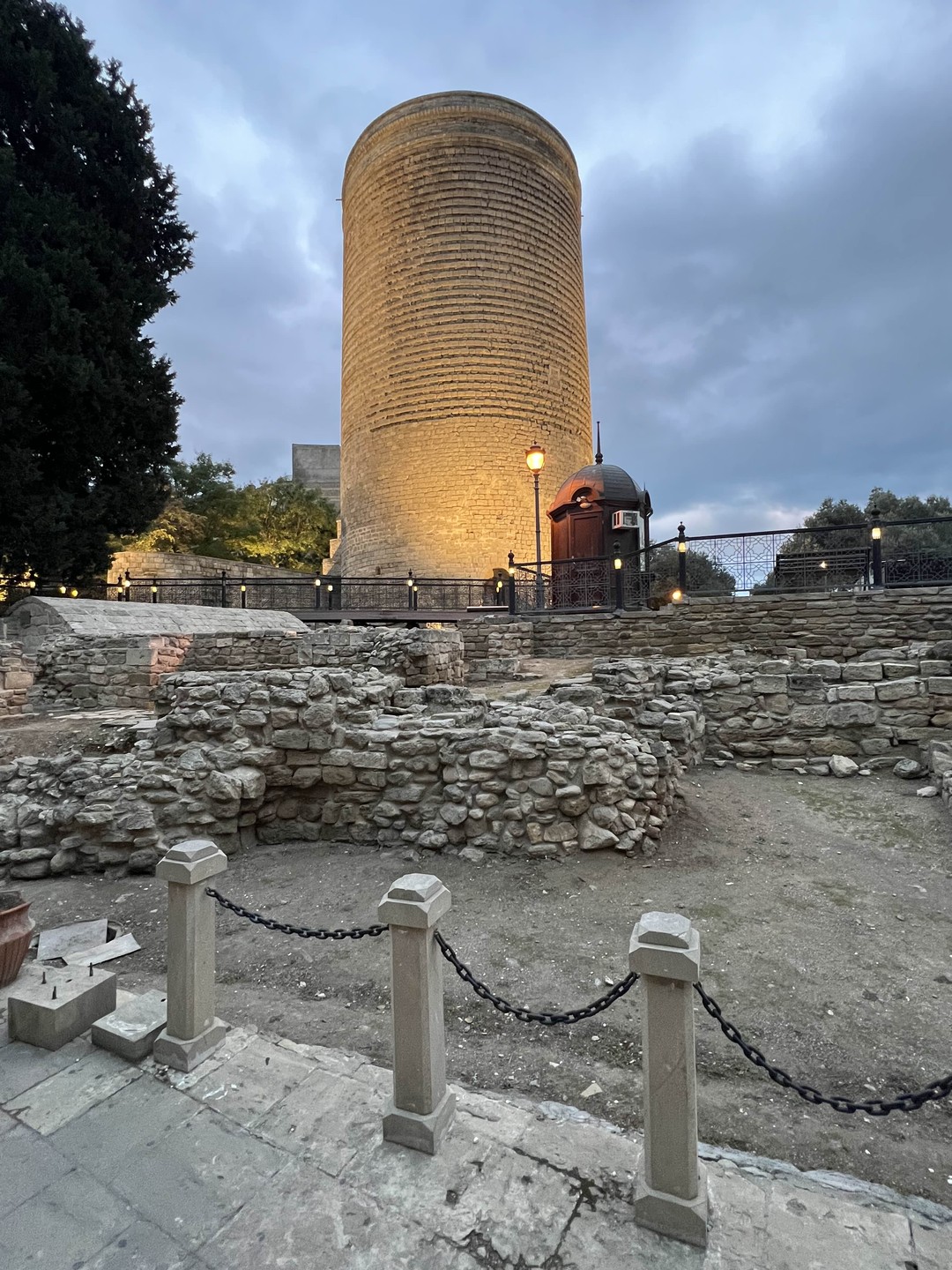 Отличная организация нашего первого дня прилета в Баку! Встреча в аэропорту на комфортабельном джипе, экскурсия по