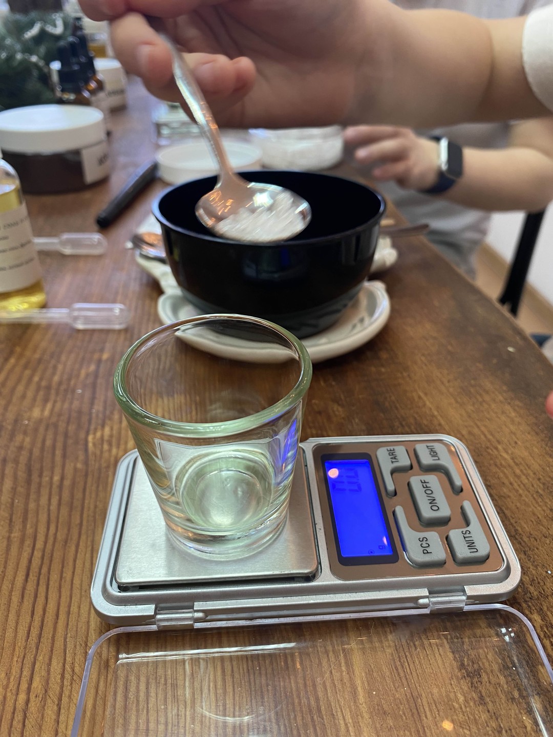 Была на мастер-классе по изготовлению скрабов с дочками 11 и 14 лет. Нам всем очень понравилось. Такой девочковый релакс))