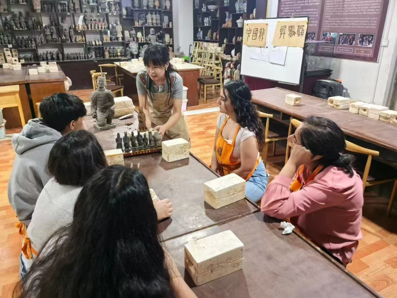 Терракотовая армия Сианя: посещения музея и мастер-класс по лепке