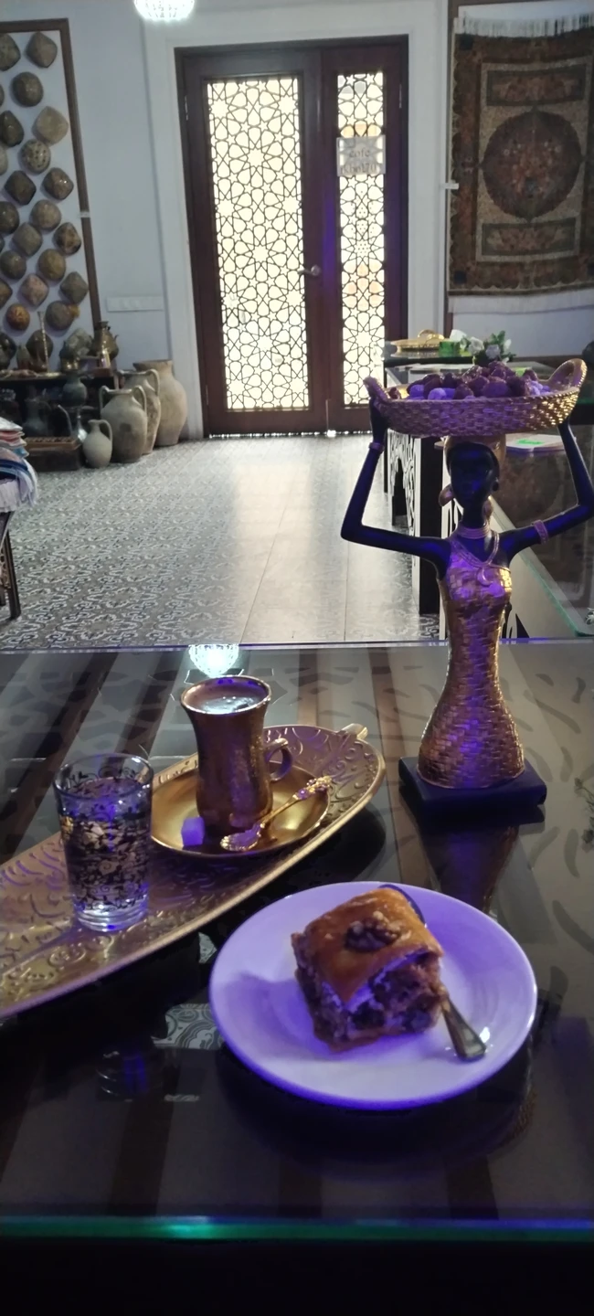 Спасибо большое Наргизе, что познакомила нас с традициями тогда и сейчас, рассказала и показала интересные уголки в древнем ансамбле Бухары